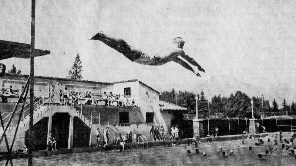 Una típica tarde en la piscina municipal de Perril Hill, en San Bernardino, en julio de 1943.