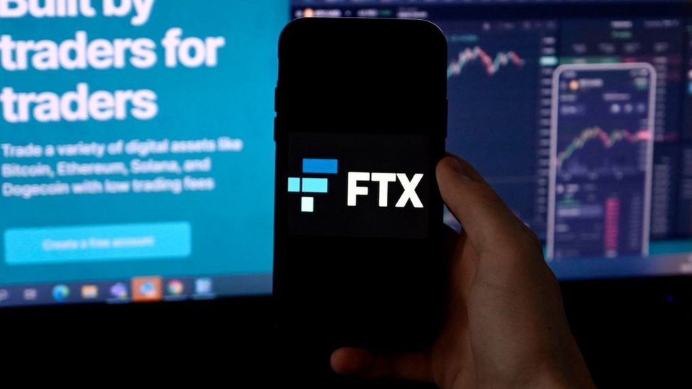 شعار إف تي إكس، منصة تبادل العملات المشفرة، على شاشة جوال