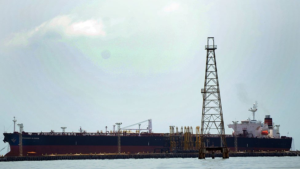 La industria petrolera es la principal fuente de divisas para Venezuela. venezuela oil