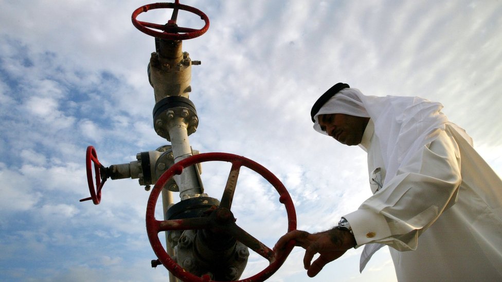 شخص ينظر إلى أنابيب غاز في البحرين