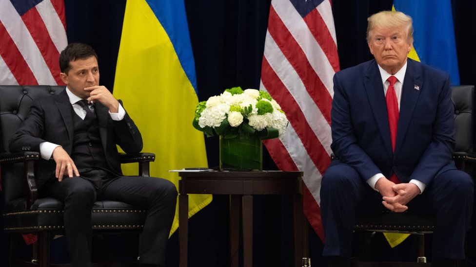 總統特朗普（右）與烏克蘭總統澤倫斯基（左）