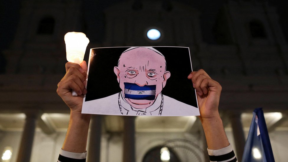 Pancarta que critica el silencio del Papa en Nicaragua