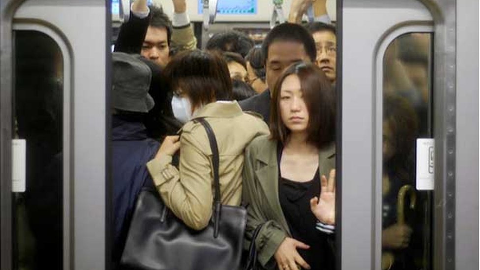 Зрелые японки в автобусе. Японки в общественном транспорте. Японские девушки в метро. Японские девушки в транспорте. Японские девочки в общественном транспорте.