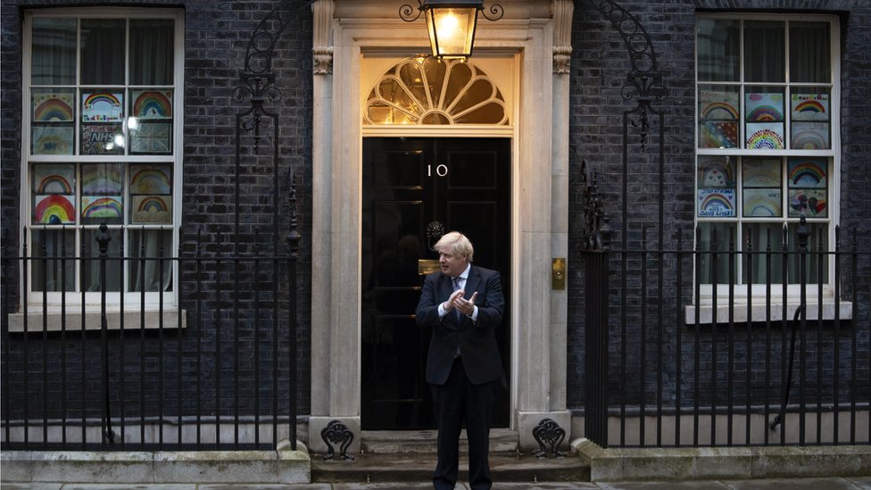 Премьер-министр Великобритании Борис Джонсон принимает участие во время кампании «Хлопайте нашим опекунам» в поддержку Национальной службы здравоохранения Великобритании (NHS) напротив Даунинг-стрит, 10 в центре Лондона