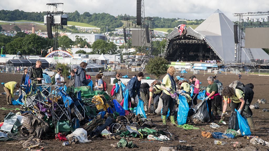 Заброшенные палатки в Гластонбери в 2017 году