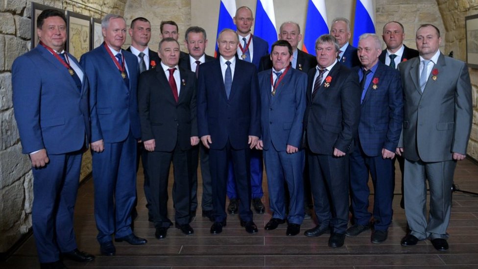 Putin y varios condecorados en Crimea