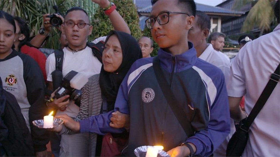 Garil Arnandha (kanan) bersama ibunya dalam Peringatan Bom Bali 1, peringatan pertama yang ia hadiri setelah 17 tahun berlalu.