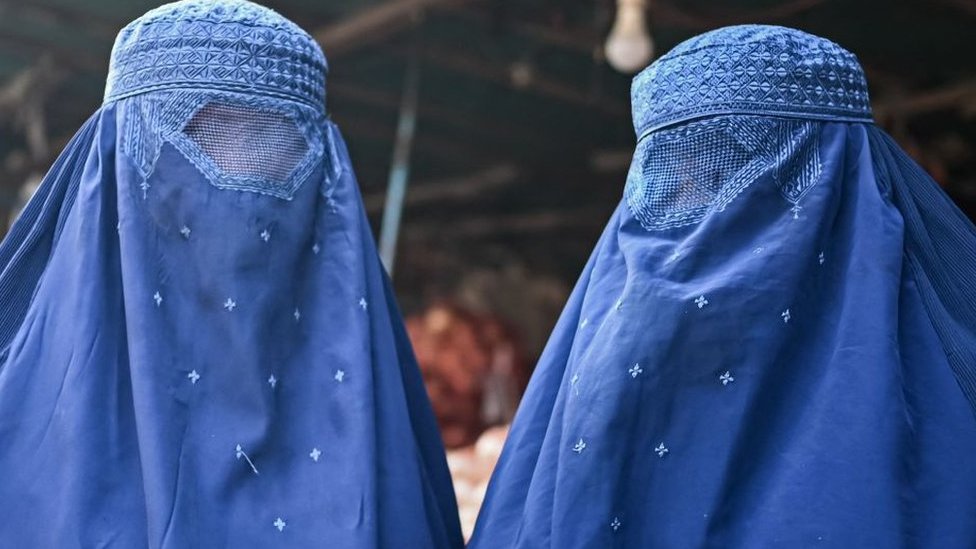 Mujeres afganas cubiertas con un burka en un mercado en Kabul el pasado 20 de diciembre.