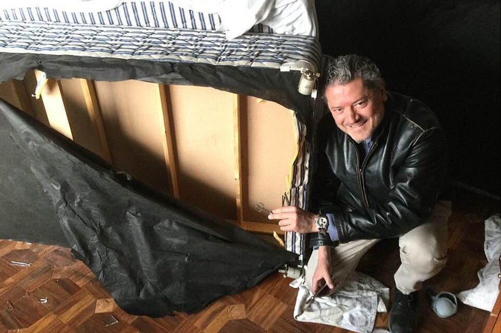 Василиос Василеу рядом с кроватью, в которую он спрятался, пока боевики Талибана действовали из его комнаты