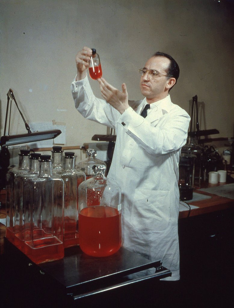 Jonas Salk (1914 - 1995) en su laboratorio.