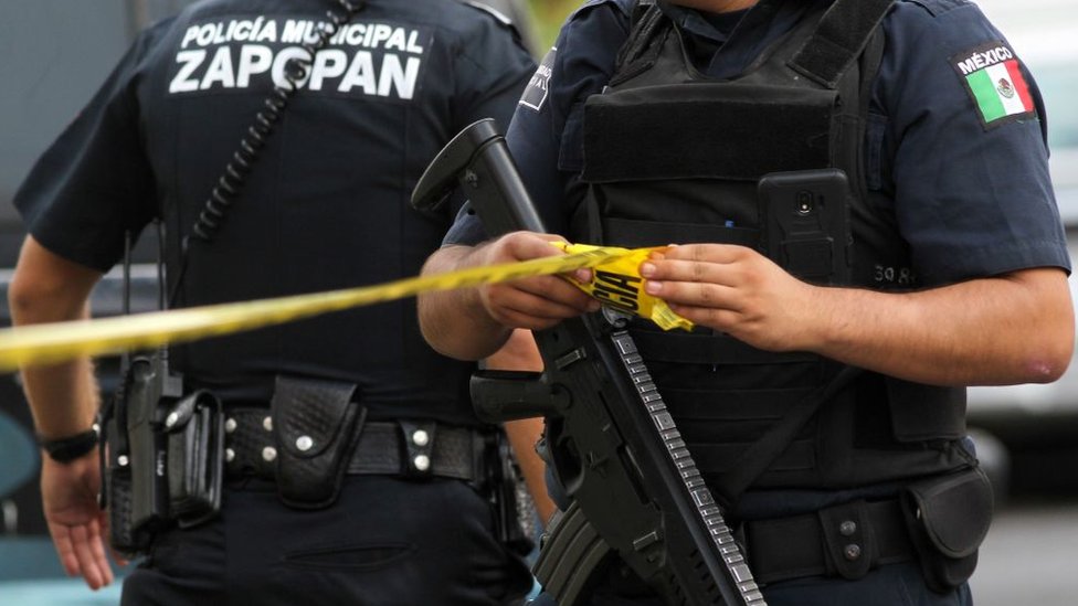 Policías de Zapopan, Jalisco, en una escena del crimen.