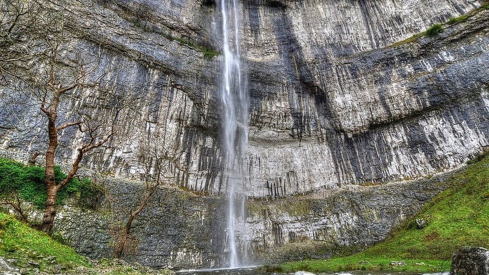 Aysgarth Falls and riverbed run dry due to heatwave and low rainfall - BBC  News