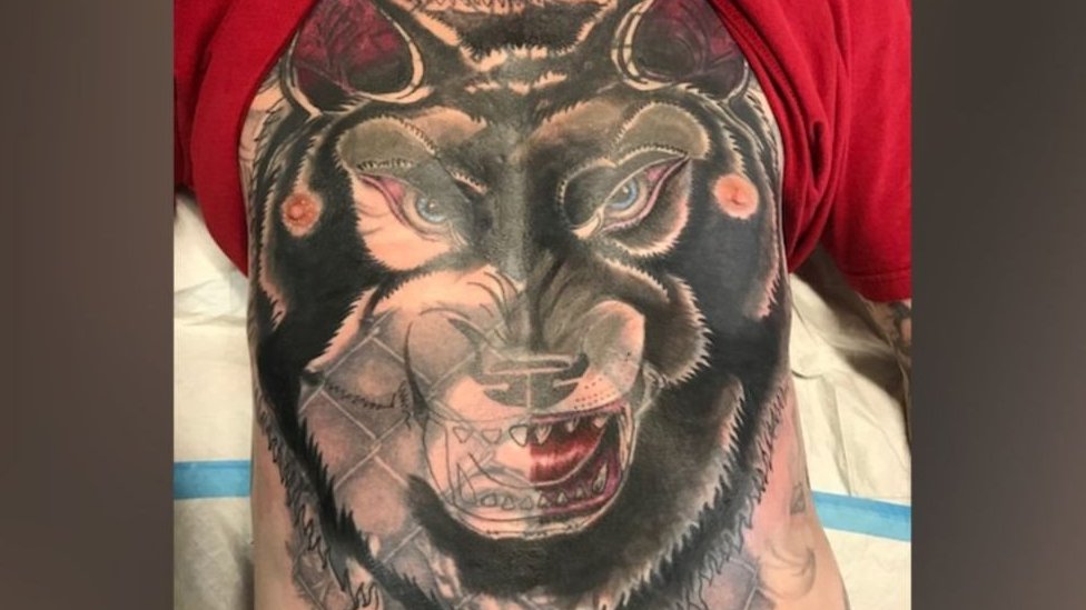 Los viejos tatuajes de Kent ahora son cubiertos por nuevos modelos. Tatuajes nuevos de Kent.