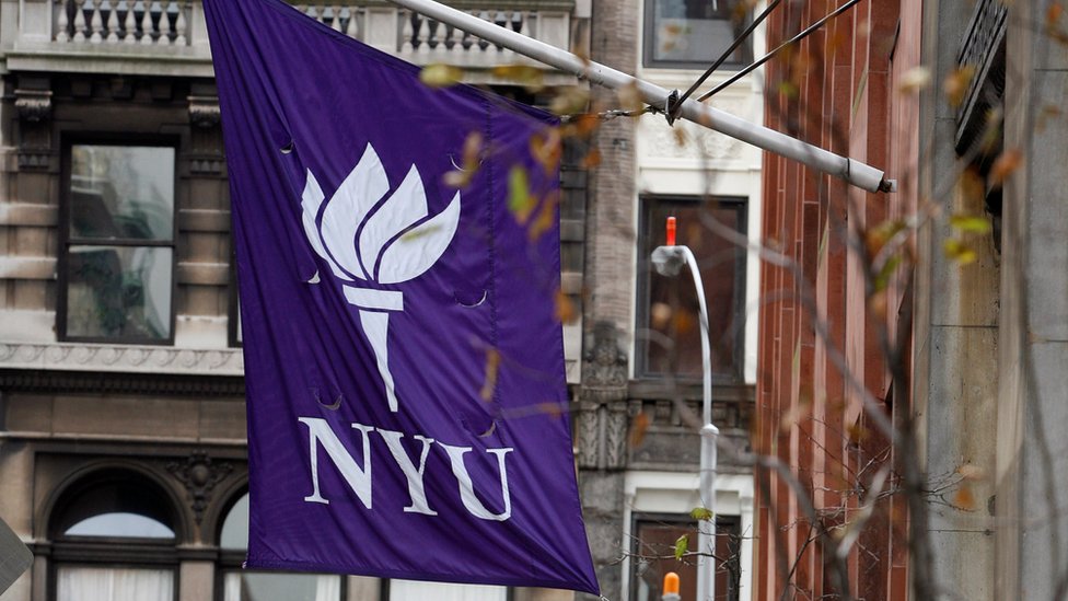 Logo de NYU.