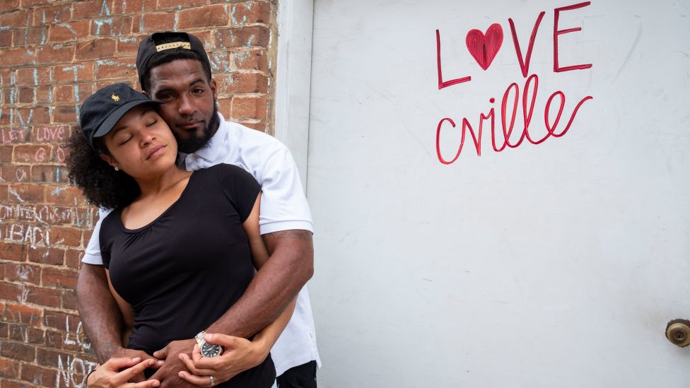 Una pareja posa en el lugar donde tuvo lugar el atropello mortal en Charlottesville hace un año.