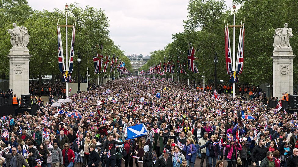 Para que pueda haber un Estado, tiene que existir un pueblo, aunque su definición es controvertida. Multitud frente al Palacio de Buckingham en Londres.