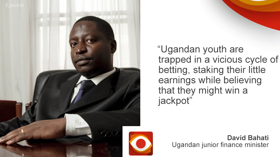 Дэвид Бахати слева, цитата: «Угандийская молодежь в ловушке ....»