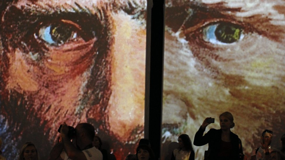 Посетители на мультимедийной выставке «Ван Гог Живой - Опыт» в Кракове