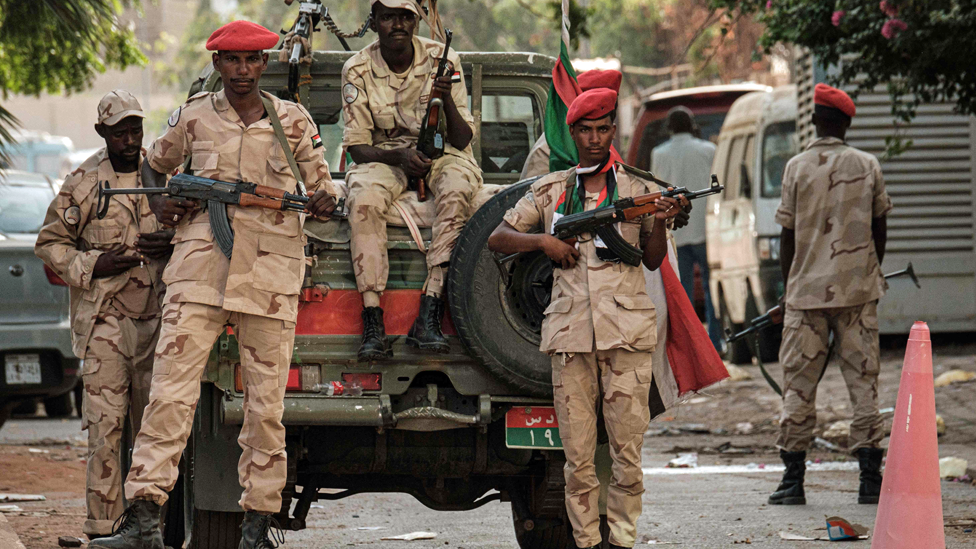 Члены полувоенных формирований Суданских сил быстрой поддержки (RSF) стоят на страже в столице Хартуме - 16 июня 2019 г.