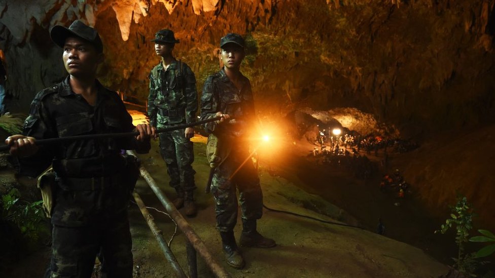 Militares afuera de la cueva de Tham Luang, en los días de trabajos de rescate del grupo de niños y su entrenador de fútbol.
