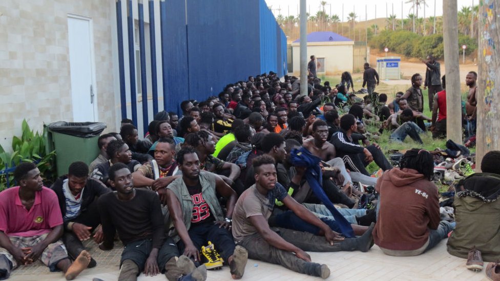Migrantes subsaharianos en la valla de Melilla.