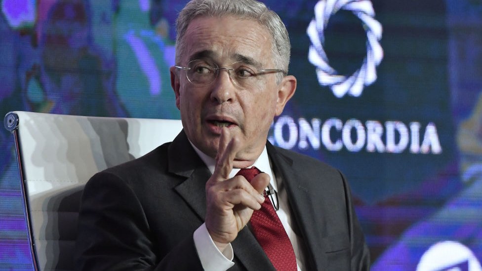 Álvaro Uribe: de qué se acusa al expresidente y por qué su arresto  domiciliario es histórico en Colombia - BBC News Mundo
