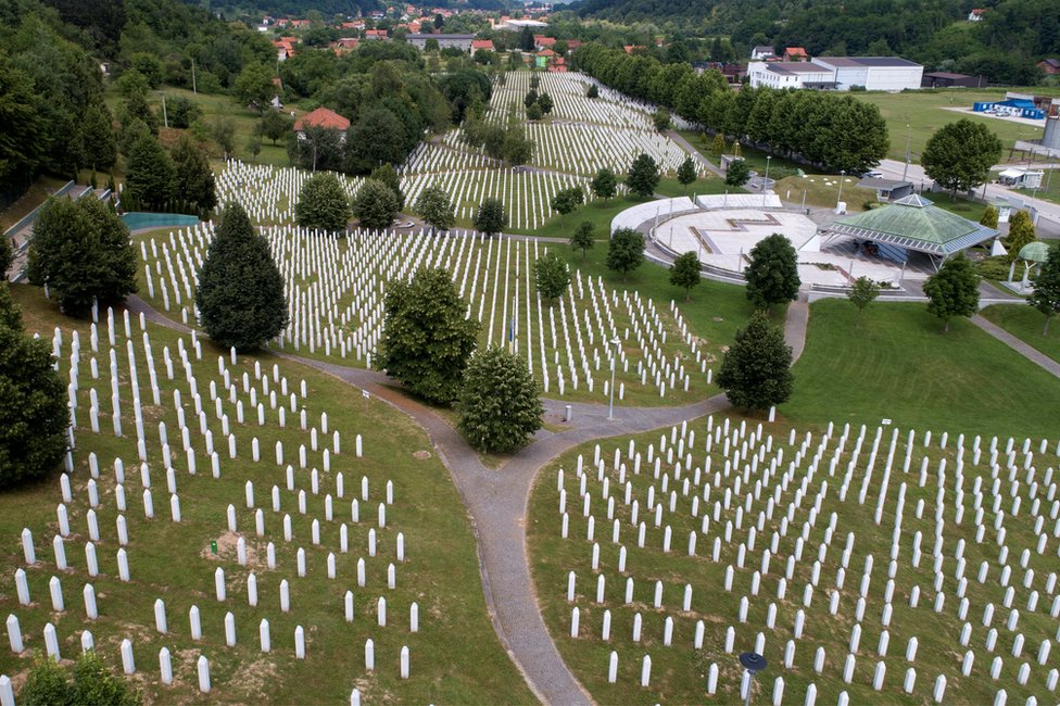 Вид с воздуха на Мемориальный центр в Потокари недалеко от Сребреницы, Босния и Герцеговина, 6 июля 2020 г.