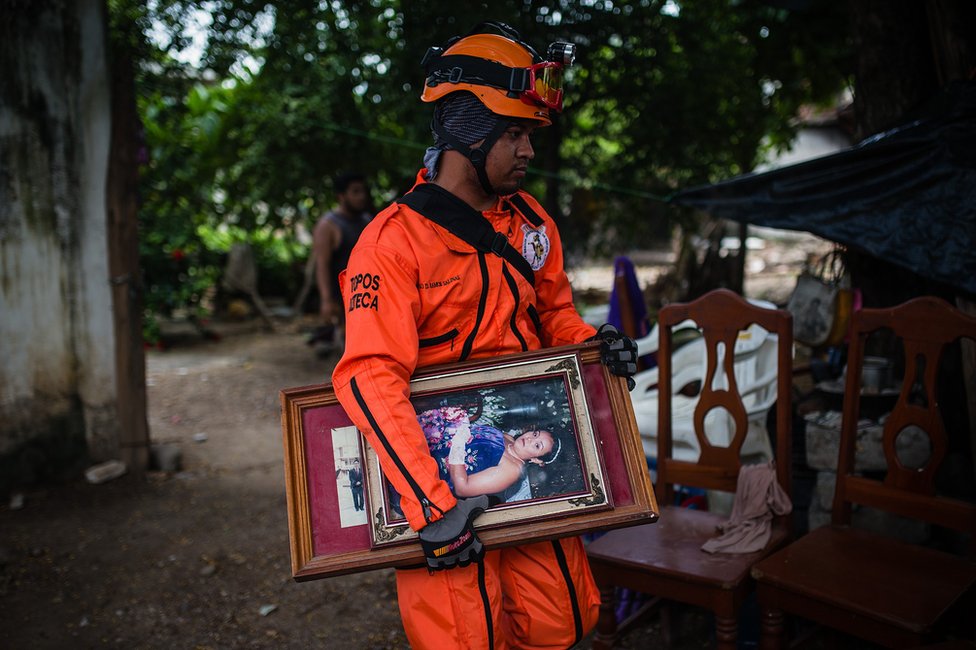Juchitán fue uno de los municipios más golpeados por el terremoto. Bombero en Juchitán, Oaxaca, México, tras el terremoto.