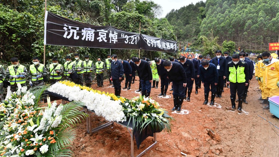 中國國務委員王勇在梧州藤縣東航MU5735航班墜機事故現場核心區參與悼念活動（新華社圖片22/3/2022）