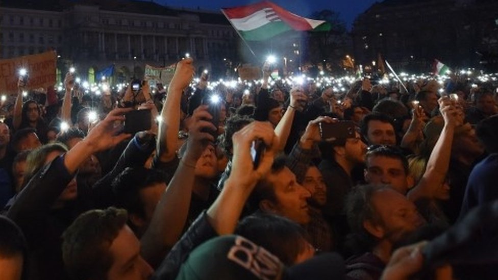 Демонстранты протестуют против планов закрытия Центрально-Европейского университета (09 апреля 2017 г.)