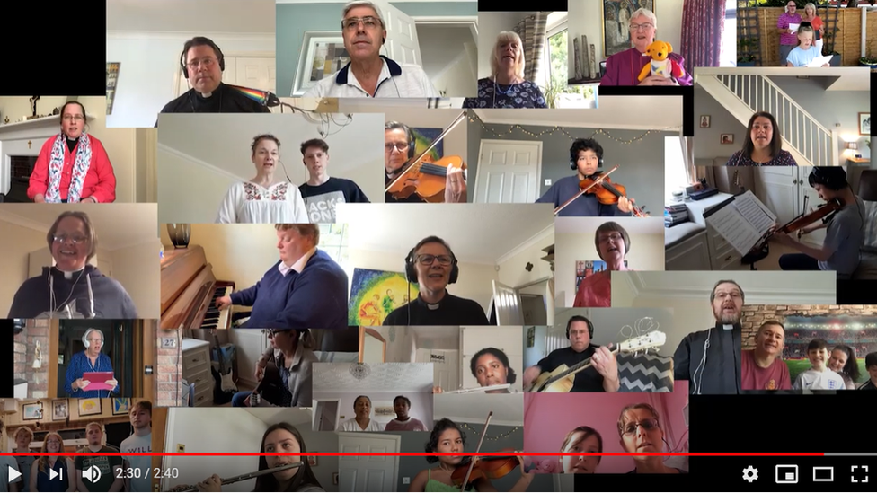 Члены церкви поют Осанну в воскресенье Пятидесятницы на своем канале YouTube