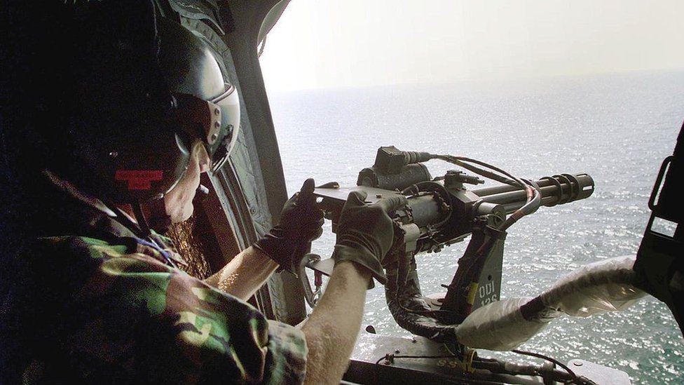 Вертолет Королевских ВМС патрулирует у берегов Сьерра-Леоне в мае 2000 г.