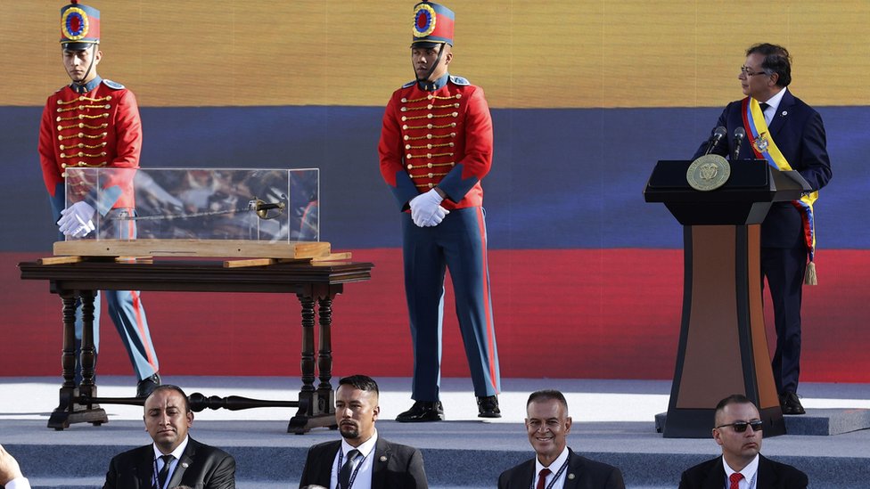 La primera (y repentina) orden del presidente de Colombia Gustavo Petro fue que llevaran a la plaza de Bolívar la espada de Bolívar.