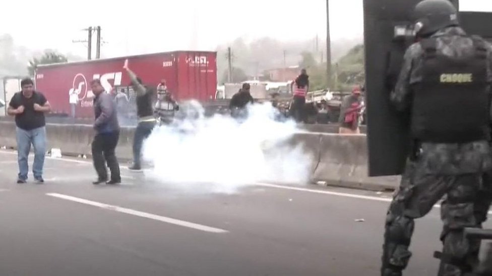 Brazil: Police fire tear gas at Bolsonaro supporters in roadblock