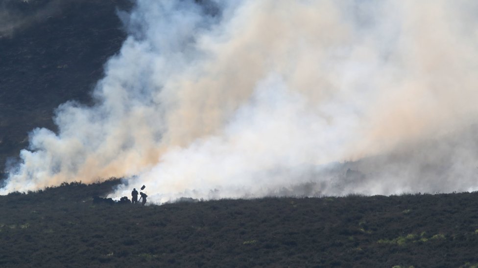 Пожарные тушат лесной пожар на Сэдлворт-Мур