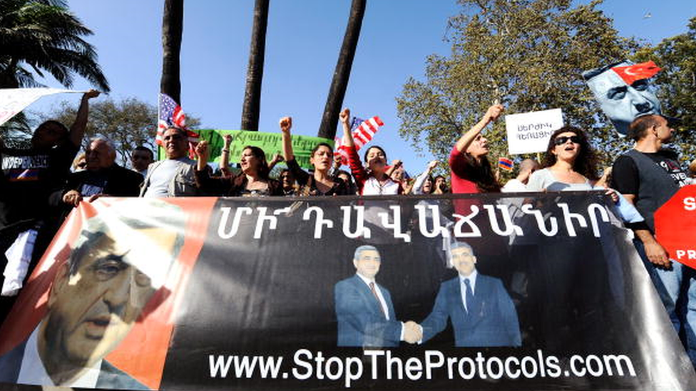 Ermeni diasporası, birçok ülkede protokollere karşı protesto gösterileri düzenledi