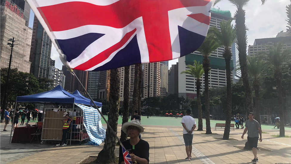 香港示威者口中的"王婆婆"，在遊行起步點維多利亞公園揮舞英國國旗。她在一連串的反《逃犯條例》示威中也經常出現。
