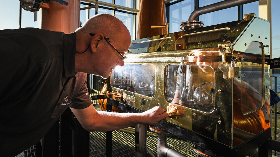 Старший оператор винокурни Нил Карлтон на заводе Clydeside Distillery