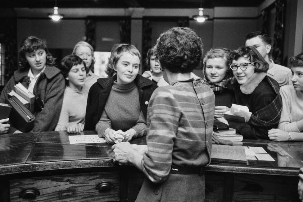 Jean Seberg (1938 - 1979, en el centro) con un grupo de adolescentes en su ciudad natal, Marshalltown, Iowa, en marzo de 1957, después de rodar su primera película, Saint Joan, en Reino Unido.