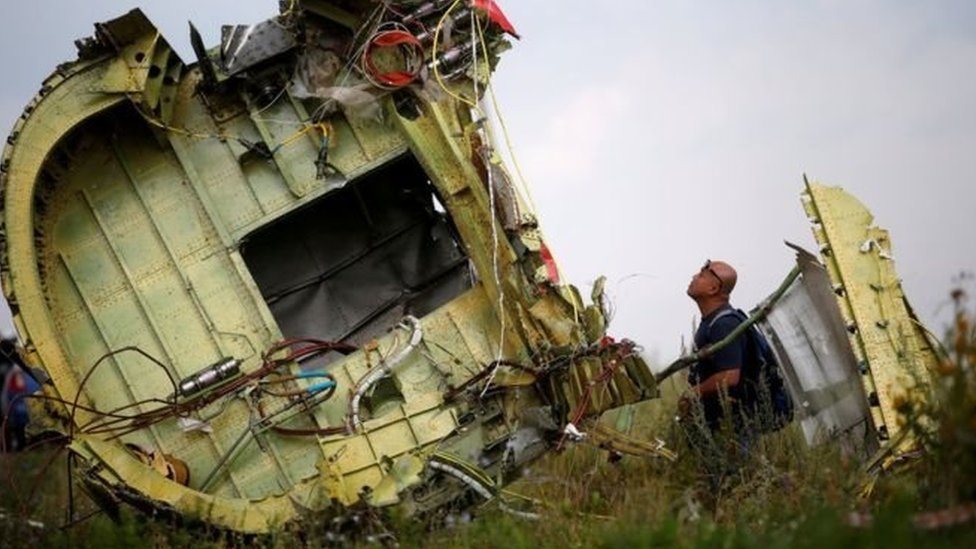 Penyelidik melihat reruntuhan MH17
