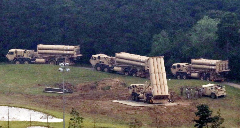 Видны перехватчики Терминальной высокогорной обороны (THAAD), когда они прибывают в Сонджу, Южная Корея, 7 сентября 2017 года.