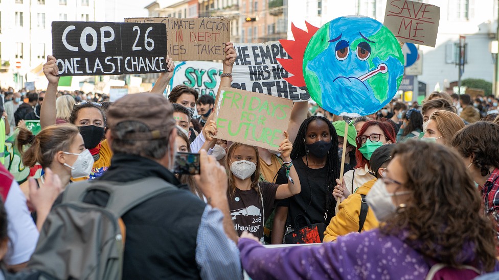 Greta Thunberg con otros jóvenes en una marcha durante la COP 26