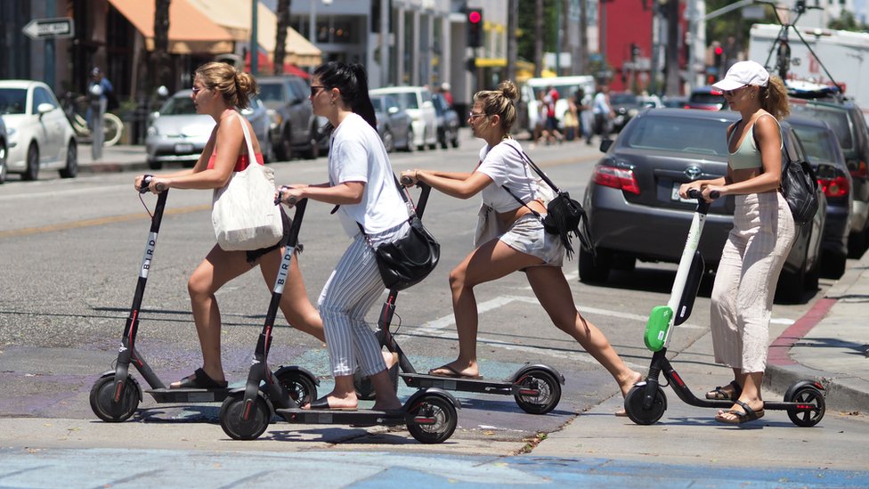 Mujeres andando en monopatines en California.