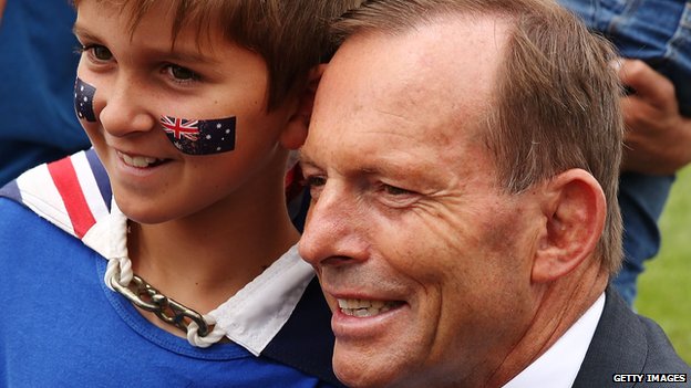 Премьер-министр Австралии Тони Эбботт с мальчиком в День Австралии