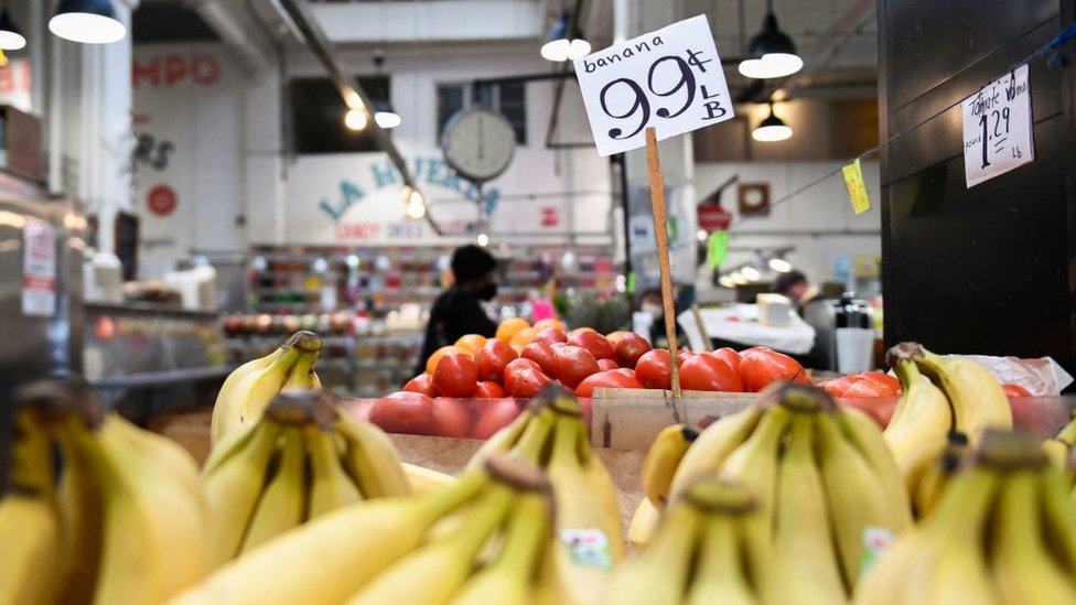 Las bananas en un puesto del Grand Central Market el 11 de marzo de 2022 en el centro de Los Ángeles, California.