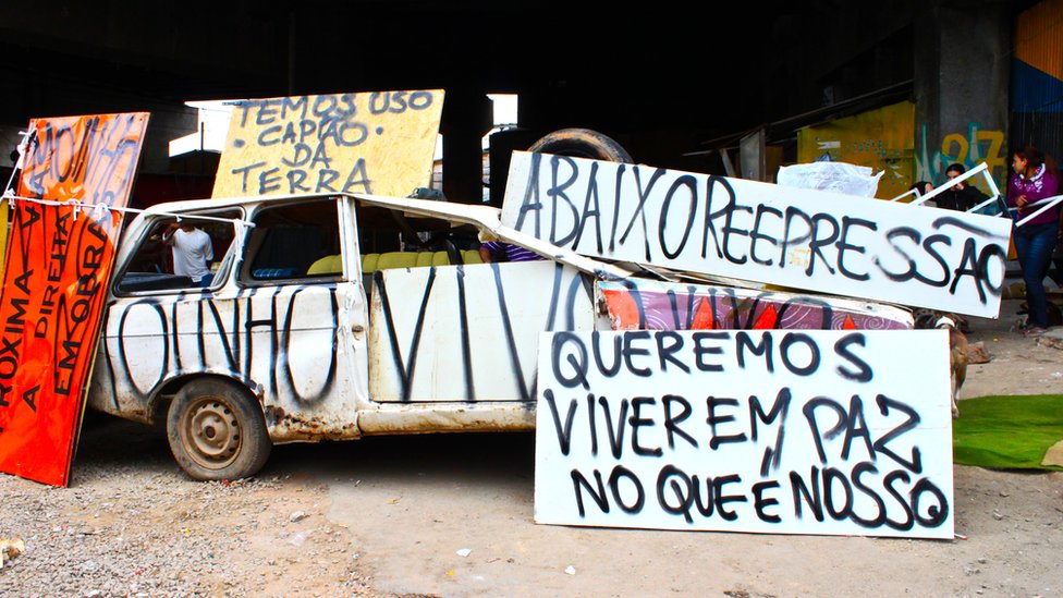 'Temos usucapião da terra' e 'Queremos viver em paz no que é nosso', dizem cartazes de protesto na Favela do Moinho
