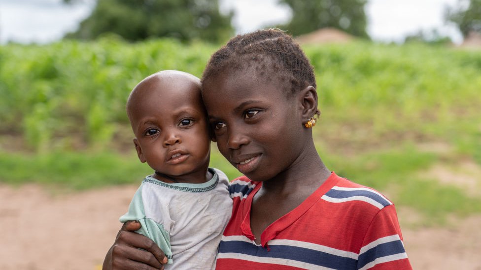 Dos niños de Gambia.