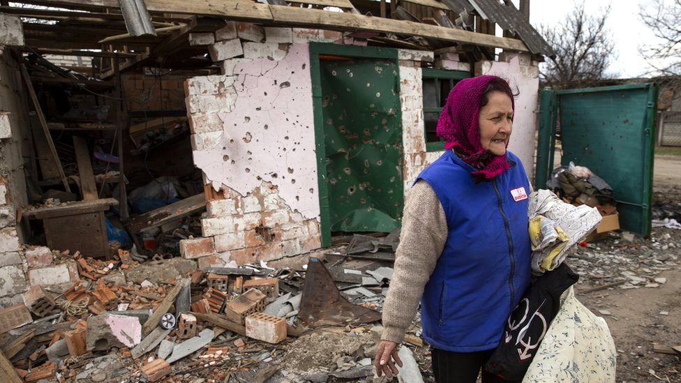 Una mujer entre los escombros de su casa cerca a Kiev