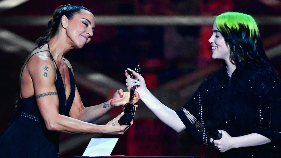 Spice Girl Мел Си вручает Билли Эйлиш награду за лучшую суку в мире