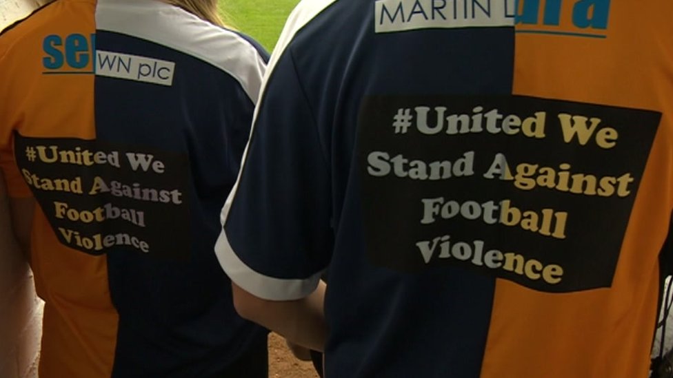 На спине специальной футбольной рубашки с надписью «United We Stand Against Football Violence».